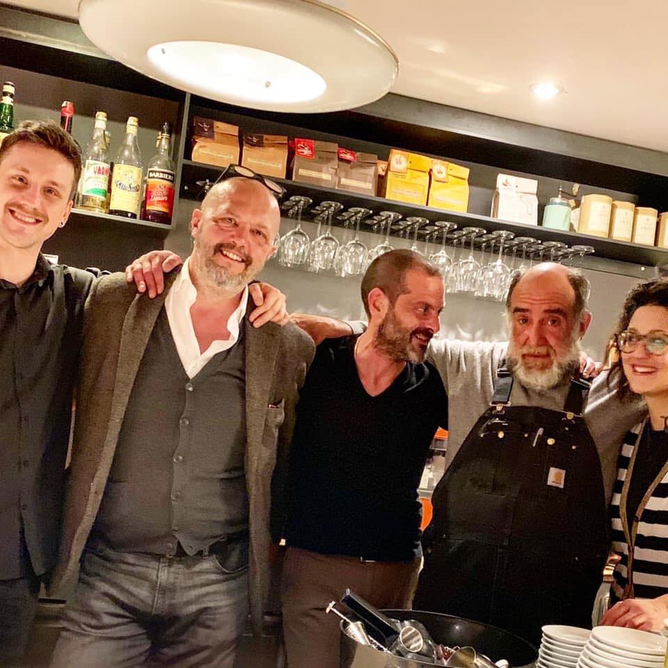 Michele Milani (il secondo da sinistra) ha curato l'organizzazione del viaggio sul Po di Giorgione (il secondo da destra)