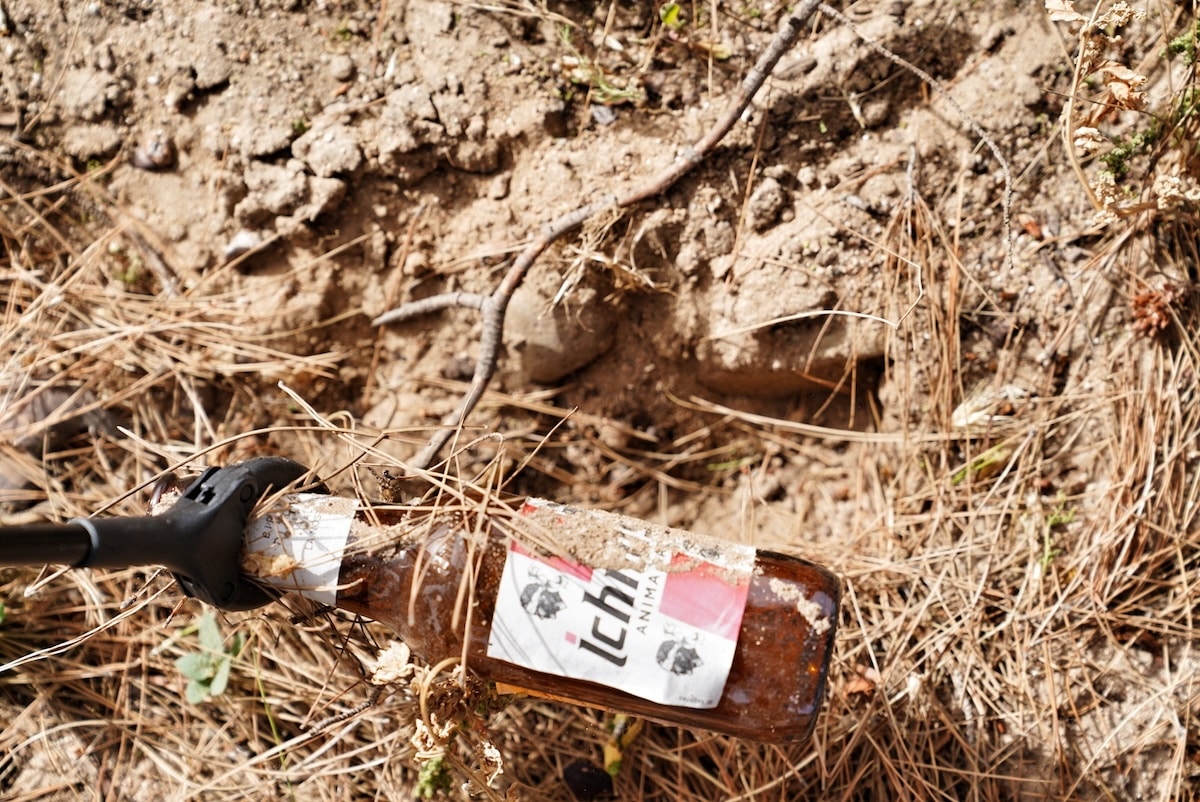 vetro abbandonato: campagna Ichnusa