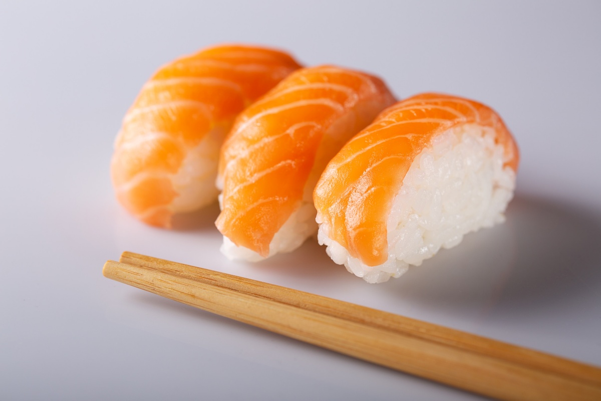 sushi-con-salmone
