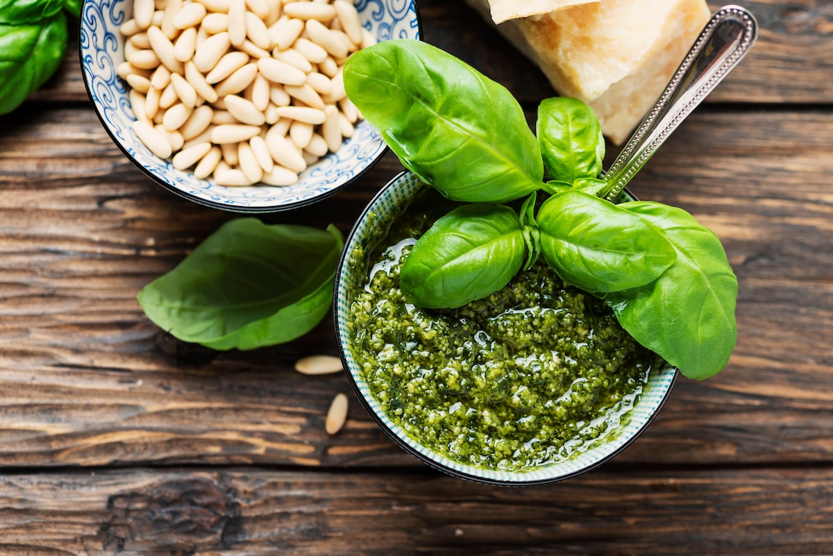 Il pesto genovese tradizionale, preparato con basilico, pinoli, aglio, olio, parmigiano reggiano e pecorino