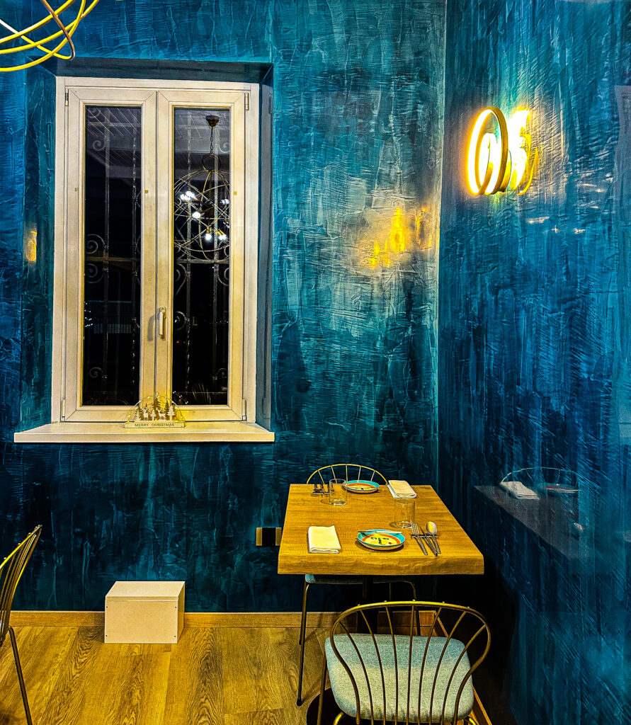 Un dettaglio delle sale interne del ristorante DEG