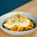 ricetta per favorire qualità del sonno: caserecce ai ceci con mousse di ricotta, ricciola in tartare e mandorle croccanti