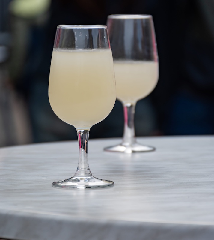 Bicchieri di pastis, liquore all'anice