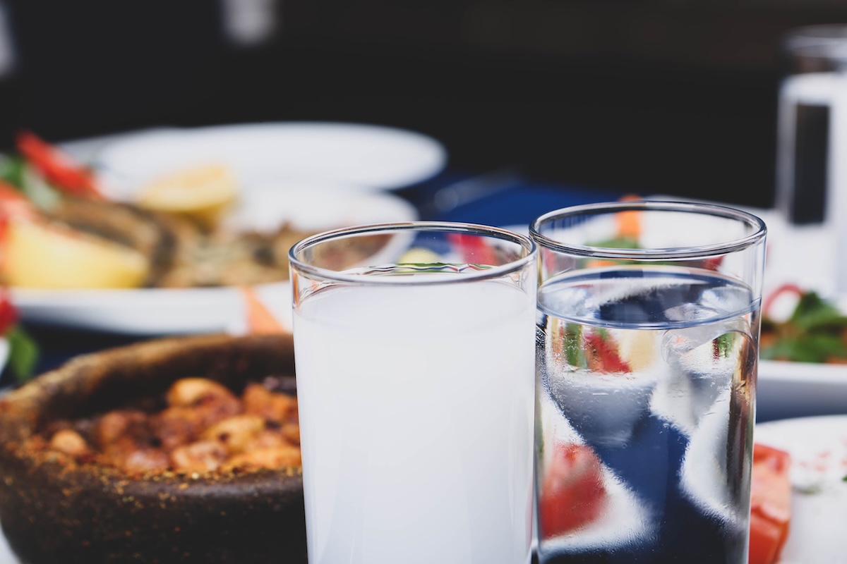 Bicchieri di raki turco, liquore all'anice