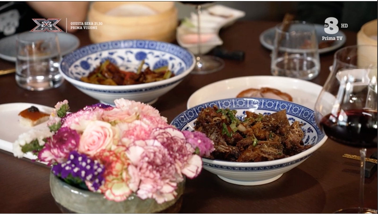 Anatra alla pechinese di MU Dimsum servita in ciotole di porcellana blu durante la puntata di Foodish su TV8