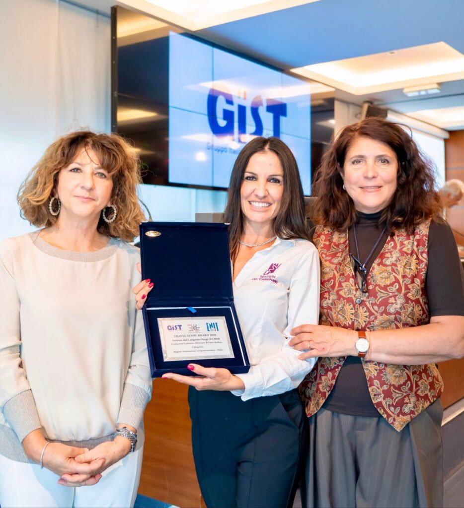 Simona Pau ritira il Travel Food Award 2026 per i Sentieri del Carignano nel Sulcis