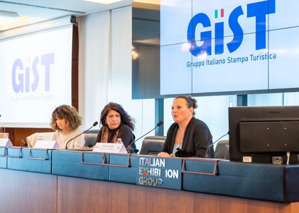 Sabrina Talarico, Elena Bianco e Chiara Astolfi alla premiazione del Travel Food Award 2026 al TTG di Rimini
