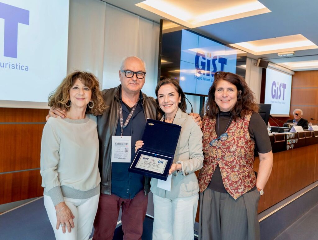 Angela Concu e Fabio Stivali ritirano il premio speciale per il Trombolotto di Sermoneta, antico agrume medievale